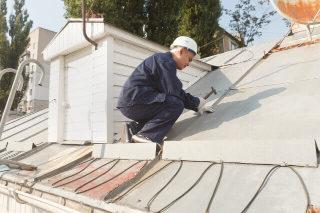 屋根を修理する外国人-特定技能1号のイメージ
